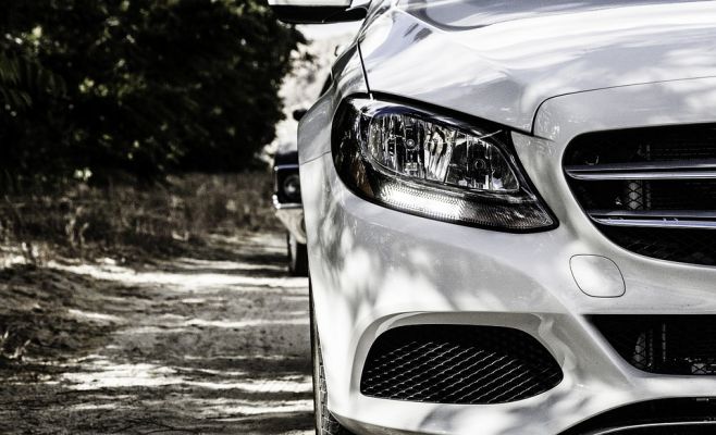 Иностранка повредила Mercedes и Tesla при парковке в Праге