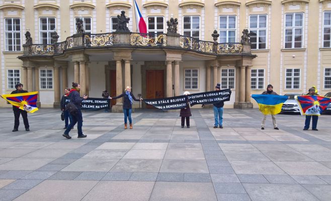 В Праге прошла демонстрация против Трампа, Путина, Земана и Бабиша