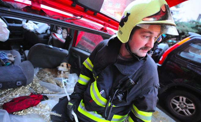 В Праге произошла авария: автомобиль врезался в трамвай