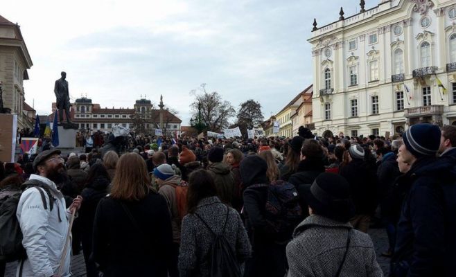 Демонстрация против президента Чехии прошла перед Пражским Градом