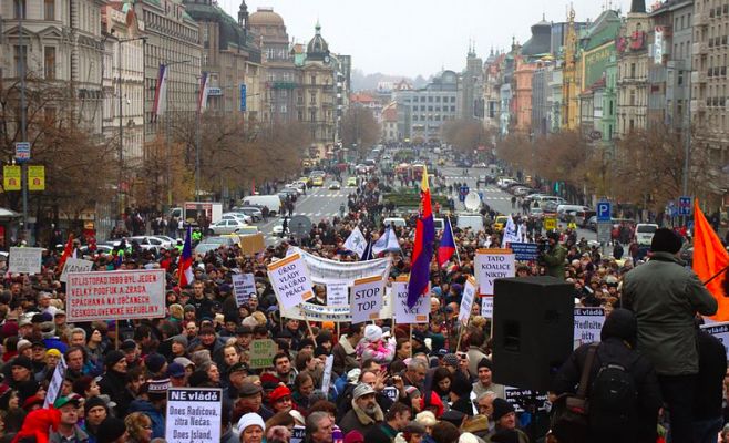 Тысячи людей празднуют годовщину развала социалистического режима в центре Праги