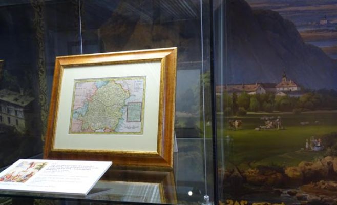 Выставка старых карт в музее почты