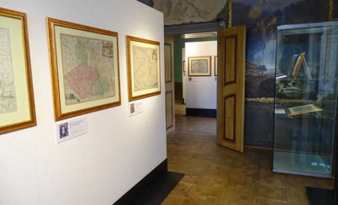 Выставка старых карт в музее почты
