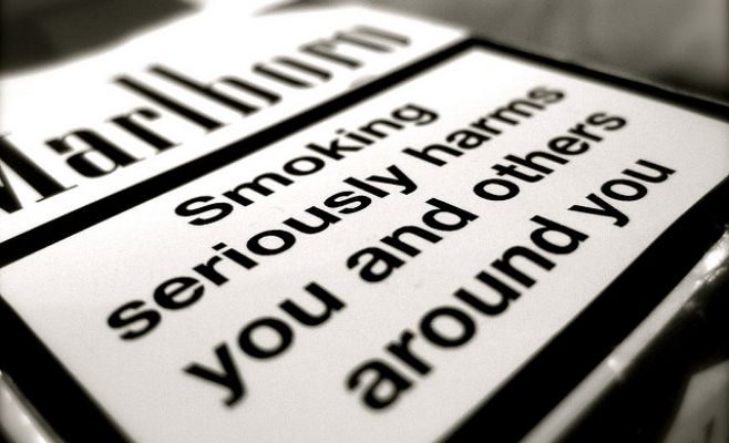 Курильщики выбирают пачки сигарет с изображением младенца с соской-сигаретой