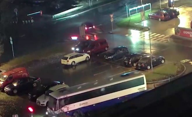 Голодный водитель прямо на автобусе заехал к кассам фастфуда