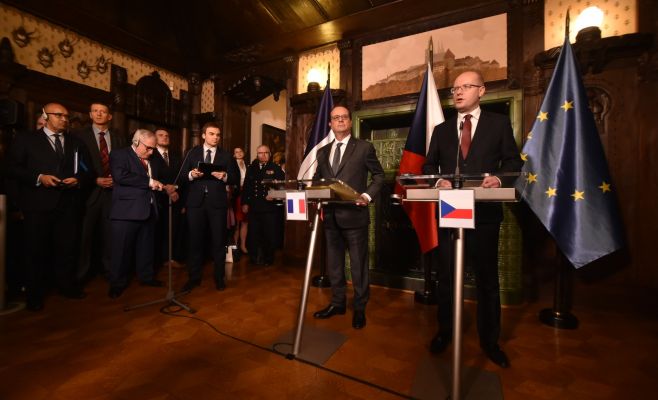 Президент Франции встретился в Праге с Земаном и Соботкой