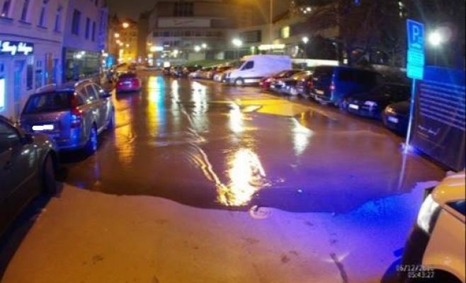 В Брно прорвало трубопровод, одна улица частично затоплена