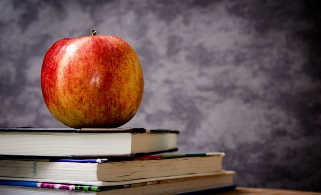 Учитель запер детей в классе и устроил обнаженную фотосессию