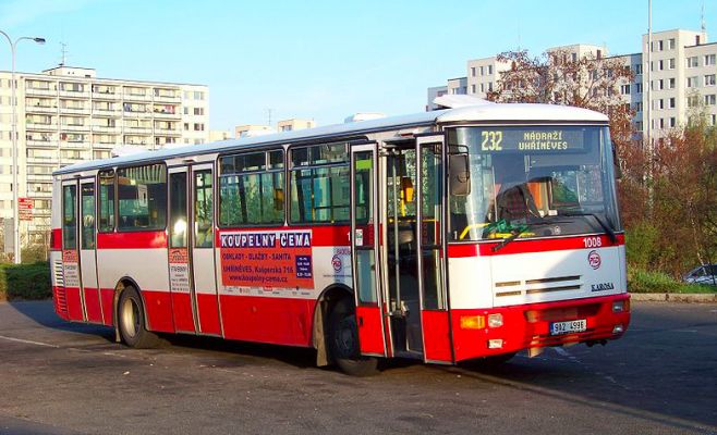 В Праге городской автобус влетел в дерево