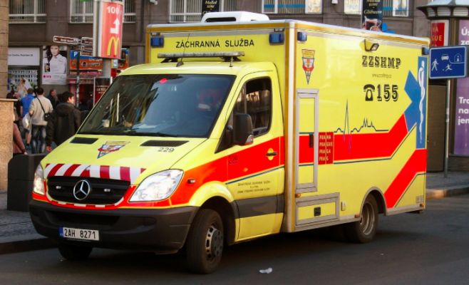 В центре Праги женщина упала с 4 этажа жилого дома