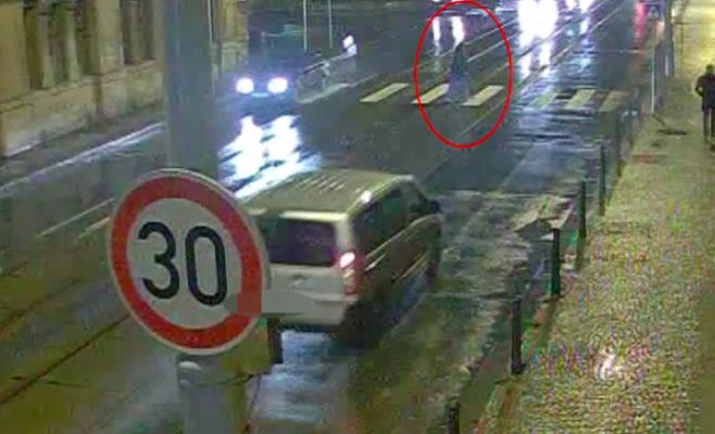 В Праге на пешеходном переходе мужчину сбили две машины