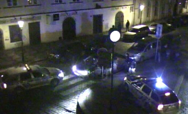 Пражанин, употребивший алкоголь и наркотики, разбил 10 автомобилей