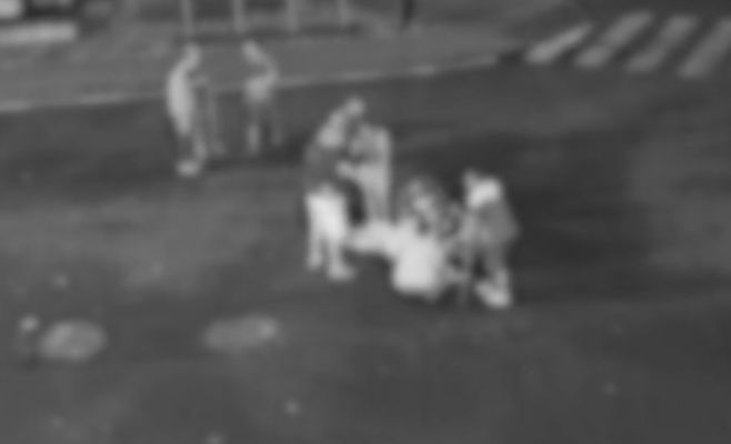 В Чехии двое парней избили случайного прохожего и сломали о него костыль