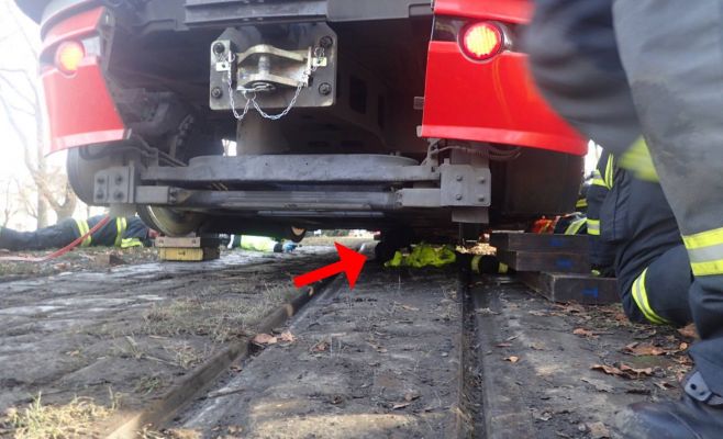 В Праге ради спасения щенка подняли трамвай