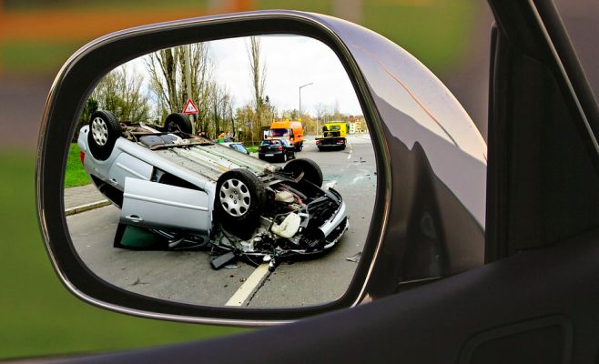 На Виноградском проспекте в Праге перевернулся автомобиль, образовалась пробка