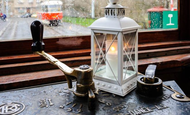 Сегодня Вифлеемский огонь будут развозить по улицам Праги на историческом трамвае