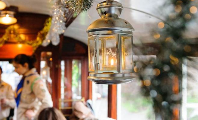 Сегодня Вифлеемский огонь будут развозить по улицам Праги на историческом трамвае