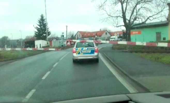 Полицейский поехал на «красный» и застрял на жд-переезде