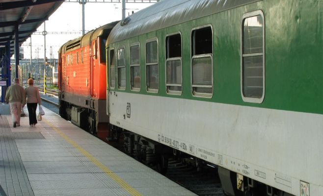 Под Прагой поезд сбил двух человек