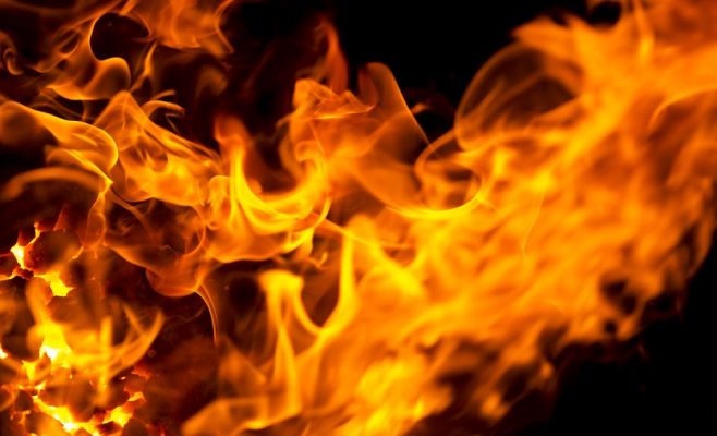 На окраине Праги произошел пожар из-за детей, бросивших на балкон петарды