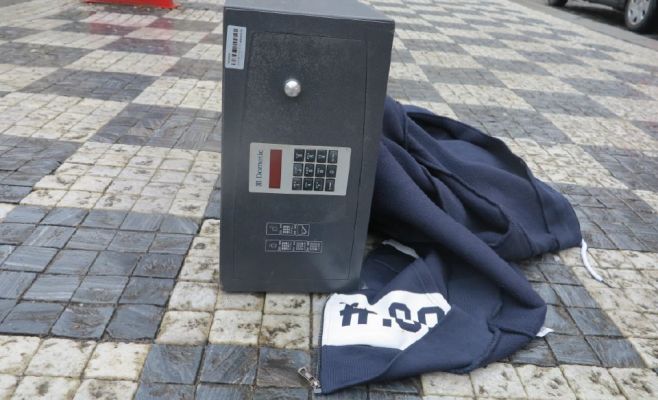 В Праге преступники обокрали отель и с сейфом под кофтой ехали в трамвае через весь город