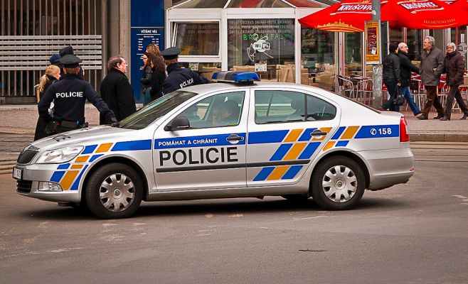 На главных площадях Праги дежурят полицейские с автоматами