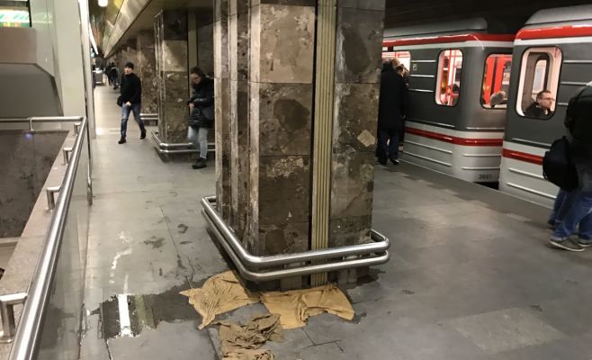 Станция метро «Мустек» протекает, временным решением стали ведра