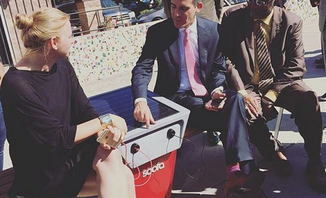 На улицах Праги появятся «умные» скамейки и урны