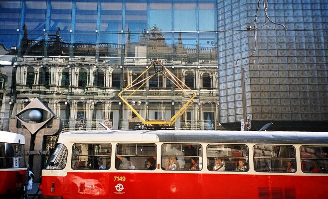 Пластмассовые сиденья установят не только в метро, но и в трамваях