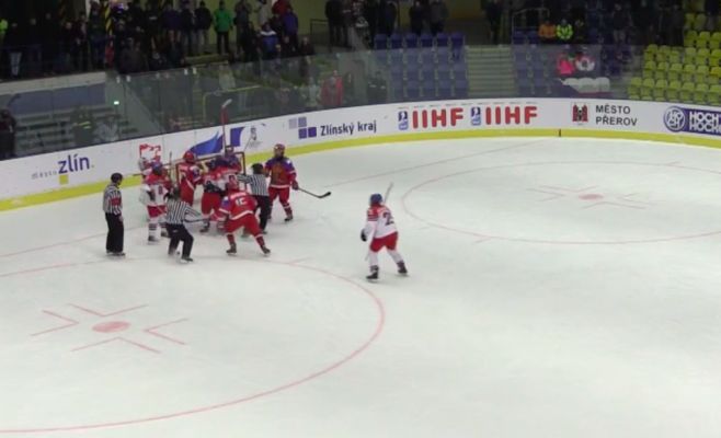На чемпионате мира по хоккею до 18 лет произошел конфликту между сборными России и Чехии