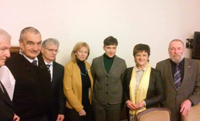 Савченко в Праге подарили инкрустированный кинжал