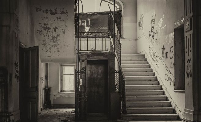 В Праге обрушился лифт. Мужчина, находившийся в нём, получил серьёзные травмы