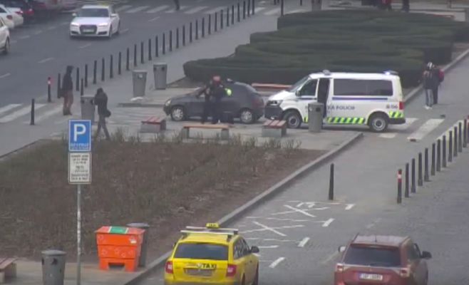 Психически неуравновешенный мужчина размахивал ножом в центре Праги