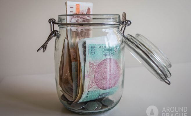 Стало известно, сколько чехи откладывают с зарплаты