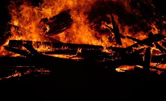 Из-за непотушенной сигареты на Жижкове сгорела квартира, один человек погиб