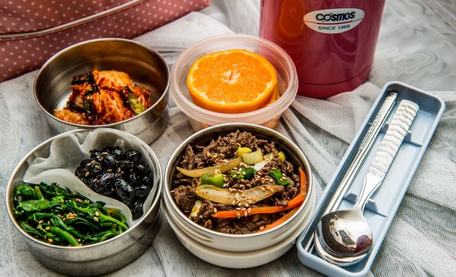 Всё больше чехов берут на работу еду в контейнерах