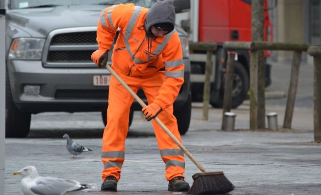 Пражские улицы убирают заключенные