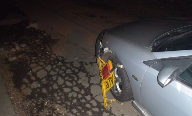 Пражанин не заметил «башмак» на колесе и поехал. Фото