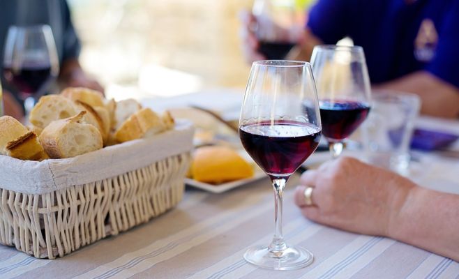 В Чехии оштрафовали бар за то, что он продал вино пьяной девушке