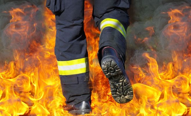 В центре Праги горит дом, на месте работают пожарные