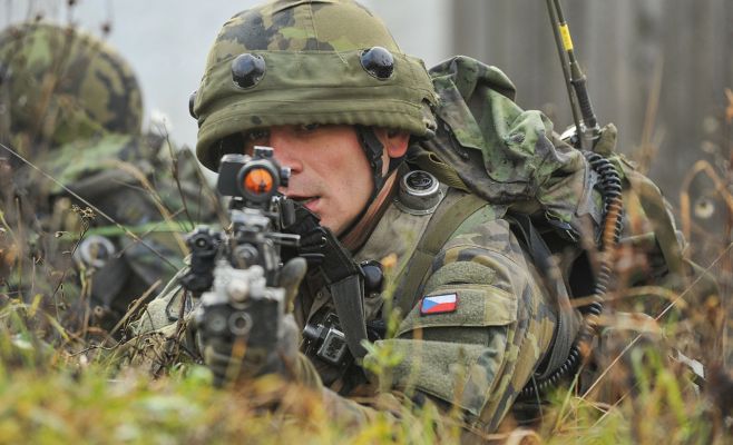 Скандал: пьяные чешские солдаты подрались у ночного клуба в Литве