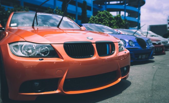 Неизвестный повредил сразу шесть автомобилей на парковке в Праге