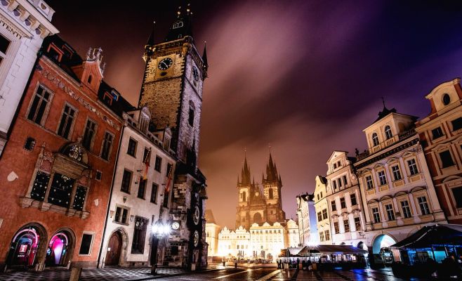 Смотровую площадку Староместской ратуши «украсит» металлическая сетка от самоубийц