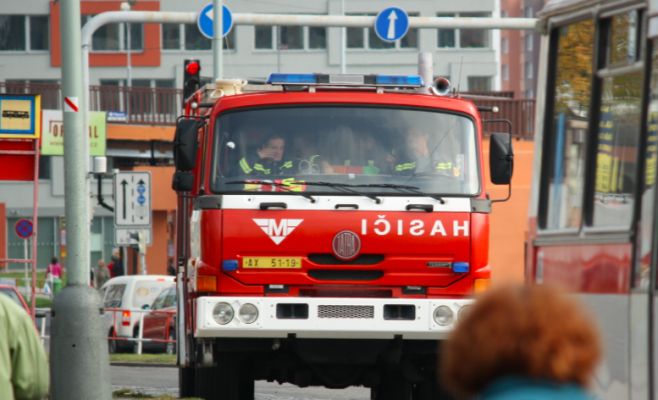 Под Прагой перевернулась фура с нефтью