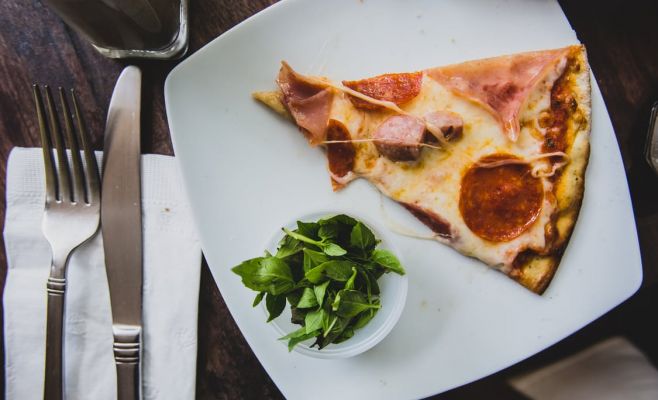 Иностранка заказала чёрную икру и не заплатила, а чех за пиво с пиццей захотел рассчитаться сексом