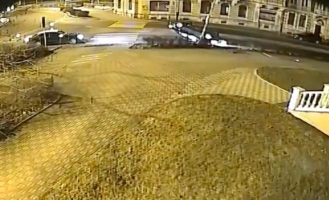 Пьяные иностранцы в Карловых Варах влетели в столб под полицейским участком. Видео