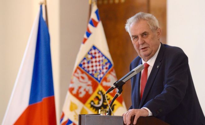 «За Украину, за Тибет, …» — на Пражский Град сделали проекцию с лозунгами против президента Милоша Земана