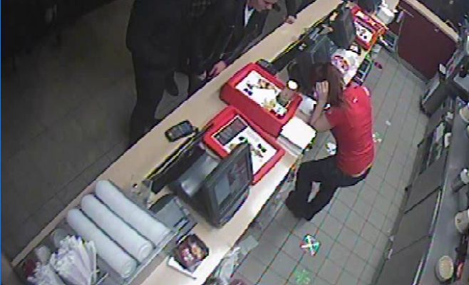 Полиция разыскивает вандалов, повредивших автомобили и городскую инфраструктуру