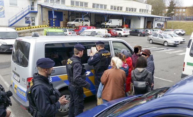 Стали известны национальность и причина депортации десятков работающих в Праге иностранцев