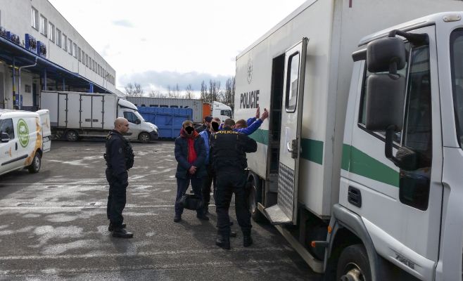 Стали известны национальность и причина депортации десятков работающих в Праге иностранцев
